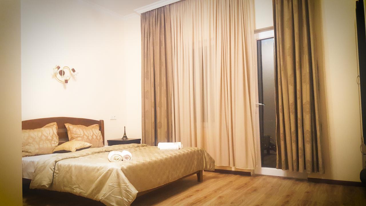 Upstairs Hotel ティビリシ エクステリア 写真