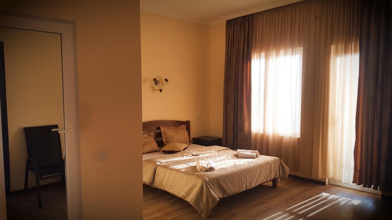 Upstairs Hotel ティビリシ エクステリア 写真