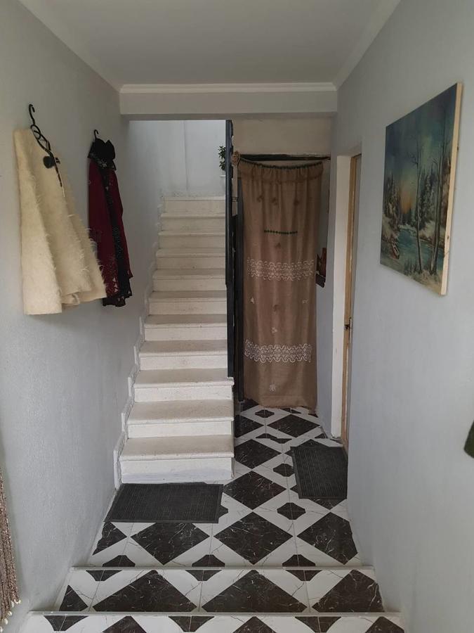 Upstairs Hotel ティビリシ エクステリア 写真