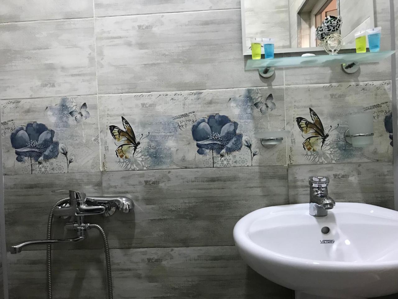 Upstairs Hotel ティビリシ エクステリア 写真